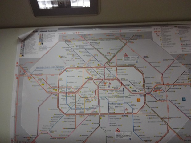 In der S-Bahn, während sie einen Tunnel durchfährt. Hier stößt die Lichtempfindlichkeit an ihre Grenzen und das Bild ist etwas unscharf. (Foto: Michael Wieczorek/Golem.de)