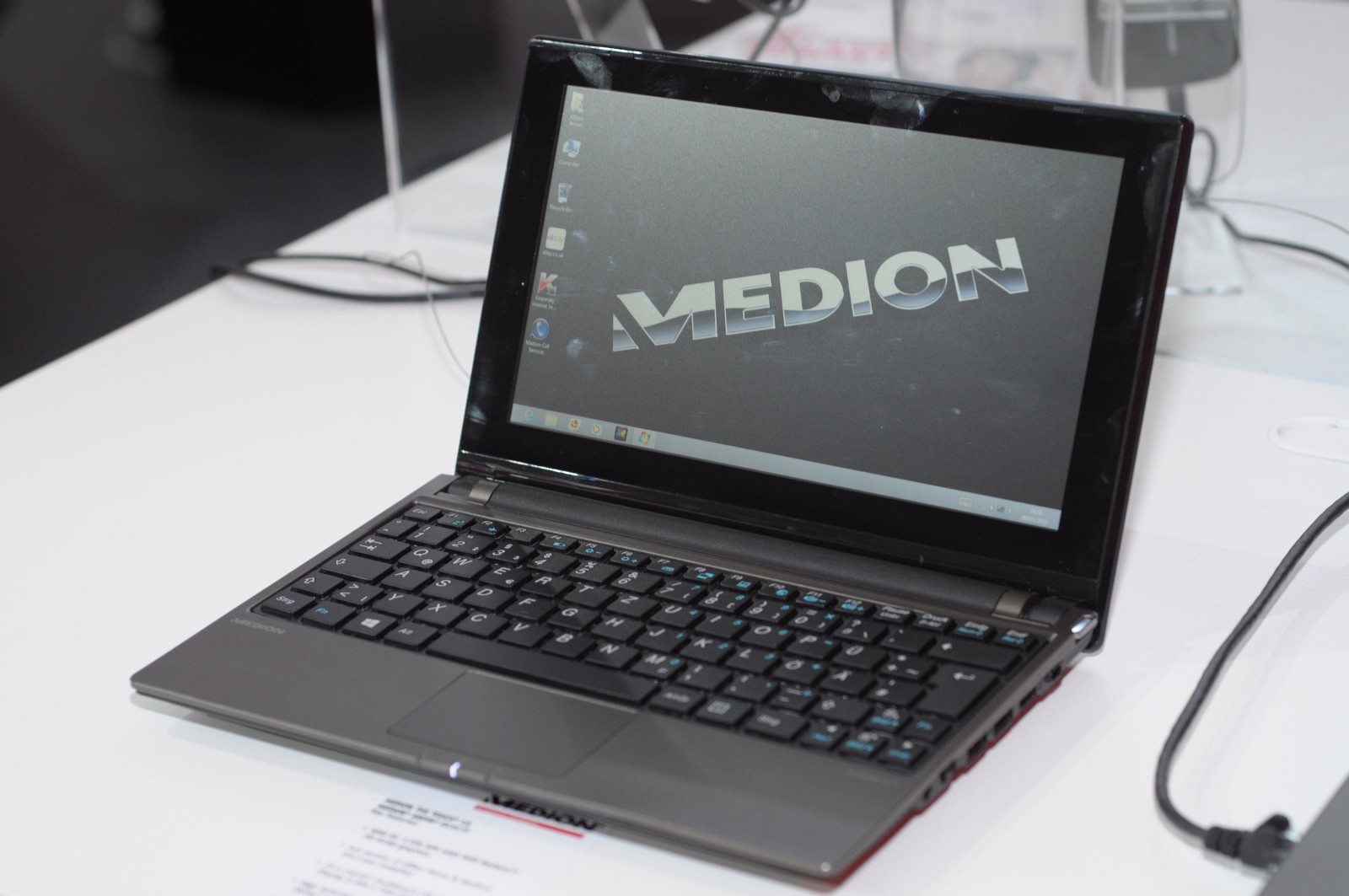 Hands on Medion Akoya The Touch 10 10ZollTouchNotebook mit Office für 330 Euro Golem.de