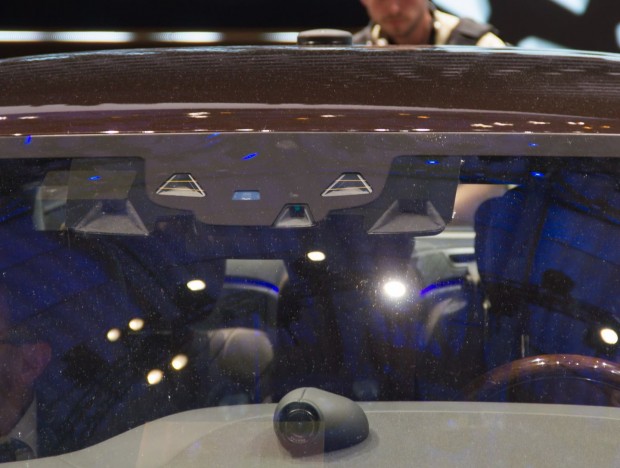 Das Auto wurde mit zusätzlichen Sensoren ausgestattet: Oben auf dem Dach sitzt das GPS, am Rückspiegel eine Stereokamera, die Objekte auf der Straße erfasst, und auf dem Armaturenbrett... (Foto: Werner Pluta/Golem.de)