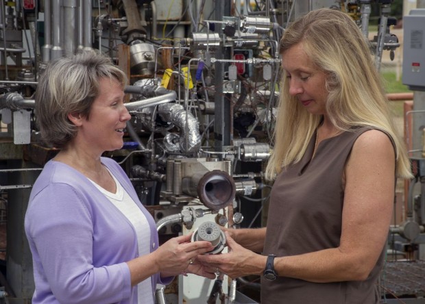 Die Nasa-Technikerinnen Sandra Greene (l.) und Cynthia Sprader halten eine Einspritzdüse für die SLS-Triebwerke. (Foto: Nasa)