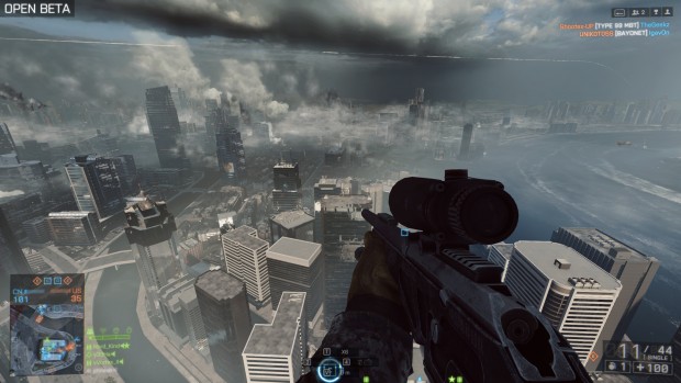 Vom Skyscraper aus überblicken Aufklärer die halbe Map, das LoD enttäuscht etwas. (Screenshot: Marc Sauter/Golem.de)