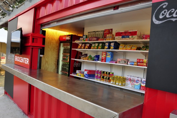 Verkaufstheke des Ekocenters (Bild: Coca-Cola)