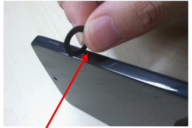 Die SIM-Karte wird seitlich in einen Steckplatz geschoben. (Bild: LG/Screenshot: Golem.de)