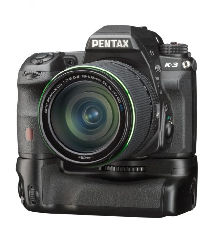 Pentax K-3 mit Hochformatgriff (Bild: Ricoh)