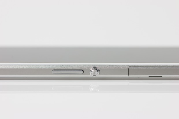 Wie bei anderen Xperia-Modellen hat auch das Xperia Z1 den charakteristischen Einschaltknopf an der Seite und ist wasser- und staubgeschützt. (Bild: Tobias Költzsch/Golem.de)
