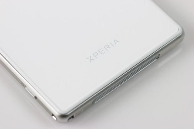 Das Gehäuse des Xperia Z1 ist aus Aluminium, die Rückseite aus Glas. (Bild: Tobias Költzsch/Golem.de)