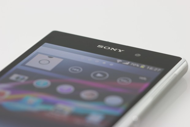 Das Display wird durch kratzfestes Mineralglas mit einer Bruchschutzfolie geschützt. (Bild: Tobias Költzsch/Golem.de)