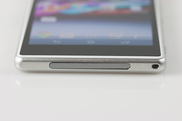 Der Monolautsprecher am unteren Rand klingt dünn und ist verhältnismäßig leise. (Bild: Tobias Költzsch/Golem.de)