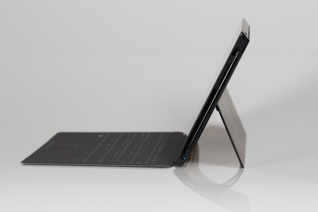 Zuvor konnte der Kickstand nur in eine recht steile Ausrichtung geklappt werden. (Bild: Fabian Hamacher/Golem.de)