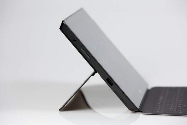 Auf der linken Seite befinden sich der Kopfhörerausgang, die Lautstärkewippe und der USB-3.0-Anschluss. (Bild: Fabian Hamacher/Golem.de)