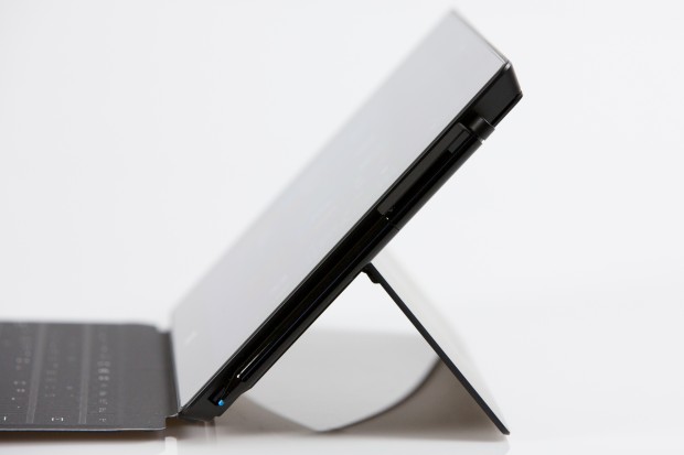 Rechts hat Microsoft den SDHX-Kartenleser, den Mini-Displayport und den Ladeanschluss verbaut. Ist der Stylus angedockt, verdeckt er die komplette Seite. (Bild: Fabian Hamacher/Golem.de)