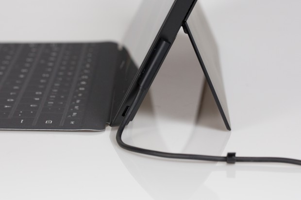 Das Ladekabel ist magnetisch - Apple lässt grüßen. (Bild: Fabian Hamacher/Golem.de)