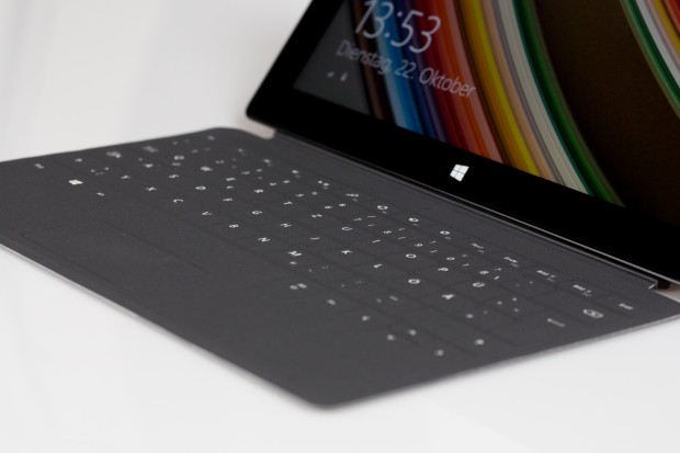 Das neue Touch Cover 2 soll mehr Sensoren für die Eingabe verwenden, das Touchpad ist unverändert. (Bild: Fabian Hamacher/Golem.de)