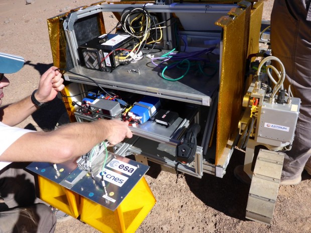 Der Rover ist mit mehreren Kameras und einem Bodenrader ausgerüstet. Damit soll er auf dem Mars nach geeigneten Stellen suchen, an denen er nach Proben bohren wird. (Foto: Michel van Winnendael/Esa)