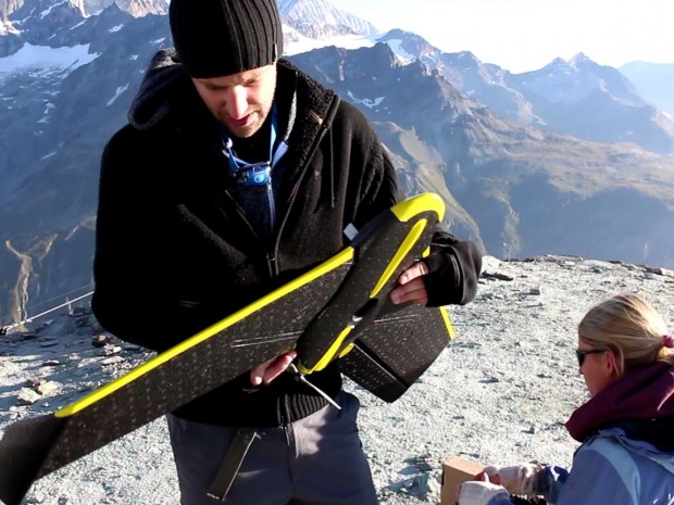 Die Drohnen bestehen aus einem Schaumstoff ... (Foto: Sensefly)