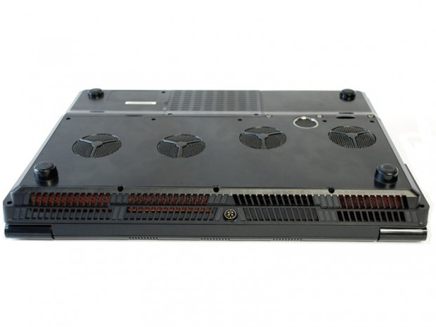 ... die Unterseite deutet aber mit vier Lüftern auf heiße Komponenten hin...