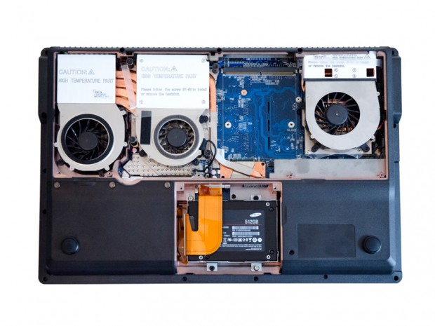 ... im Inneren stecken aber Xeon-CPUs, bis zu zwei Grafikkarten und vier Festplatten.