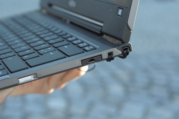 ...und kann praktischerweise eingeklappt und ins Gehäuse geschoben werden. (Foto: Andreas Sebayang/Golem.de)