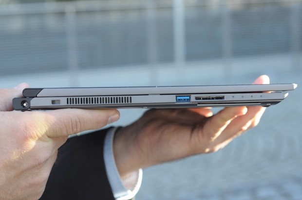 Das Gehäuse ist trotz Drehgelenks so dünn, dass gerade einmal der USB-Anschluss in die Basis passt. (Foto: Andreas Sebayang/Golem.de)