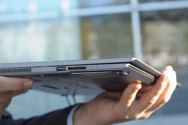 Unter dem USB-Anschluss ist der Smartcard-Reader. Hier ist das Display im Tablet-Modus auf der Basis. (Foto: Andreas Sebayang/Golem.de)