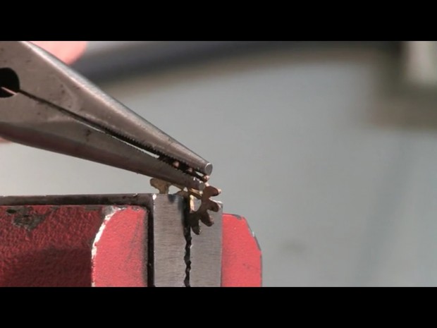 Das Material kann nach der Wärmebehandlung gebogen werden. (Bild: Indiegogo)