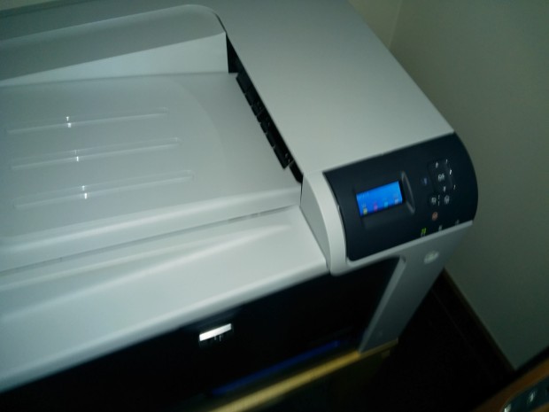 Bei schwächerem Umgebungslicht verschwinden die Kontraste, das Bildrauschen bleibt aber gering. (Foto: Jörg Thoma/Golem.de)