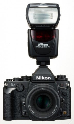 Nikon Df mit Blitz (Bild: Nikon)