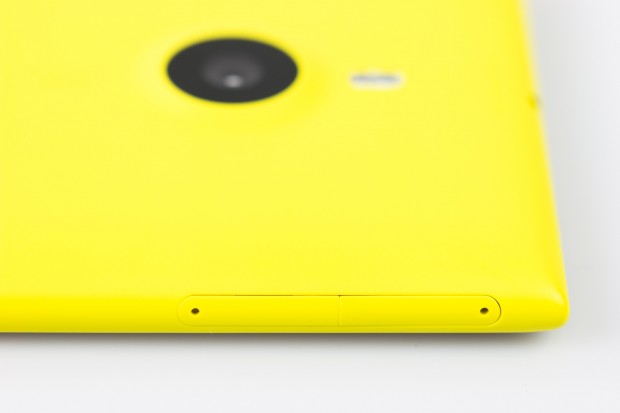 Die Einschübe für SIM- und Speicherkarte befinden sich am Rand. (Bild: Tobias Költzsch/Golem.de) 