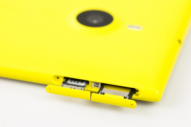 Für das Lumia 1520 benötigt der Nutzer eine Nano-SIM-Karte. (Bild: Tobias Költzsch/Golem.de) 