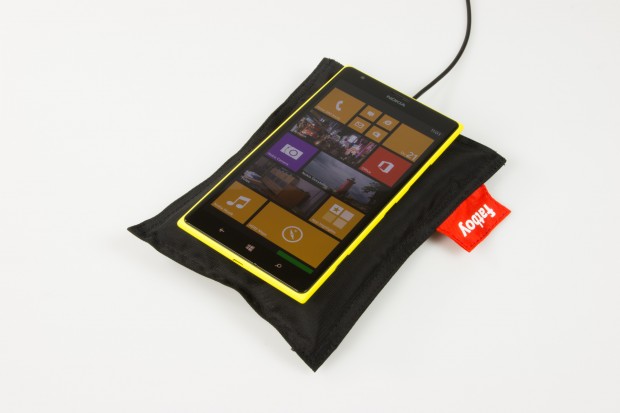 Das Lumia 1520 kann drahtlos geladen werden, die dazu benötigte Technik ist direkt im Smartphone untergebracht. (Bild: Tobias Költzsch/Golem.de) 