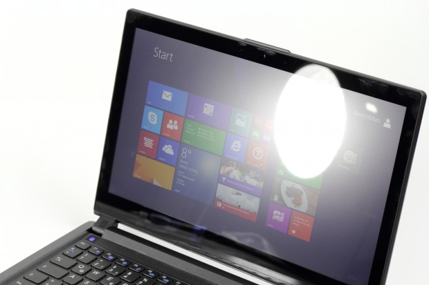 Das 14-Zoll-Display mit 1080p-Auflösung spiegelt stark. (Bild: Tobias Költzsch/Golem.de)