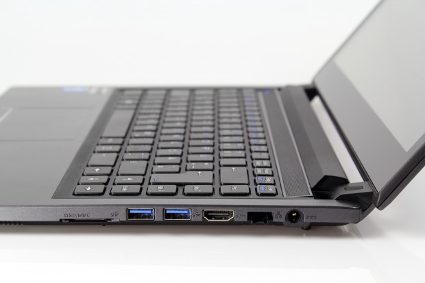 Auf der rechten Seite befinden sich Kartenleser, USB, HDMI und Ethernet. (Bild: Tobias Költzsch/Golem.de)