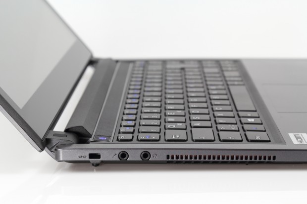 Links verbaut Schenker ein Kensington-Schloss, Kopfhörerauseingang und einen Mikrofoneingang und den Lüftungsschlitz. (Bild: Tobias Költzsch/Golem.de)