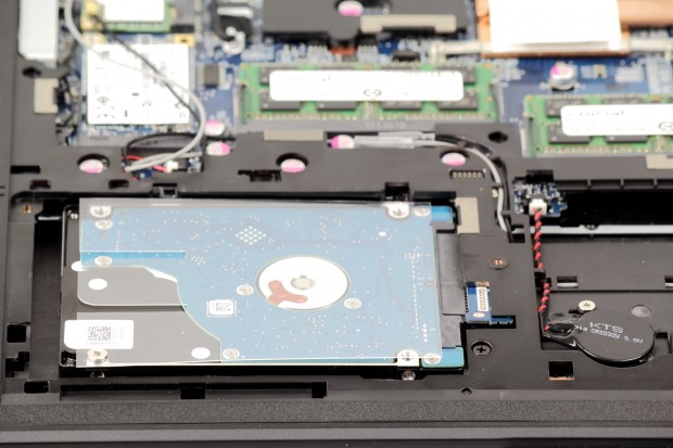 Am SATA-6GB/s-Anschluss sitzt eine SSHD. (Bild: Tobias Költzsch/Golem.de)