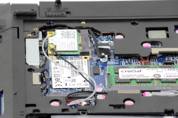 Das WLAN-Bluetooth-Modul und die Mini-PCIe-SSD. (Bild: Tobias Költzsch/Golem.de)