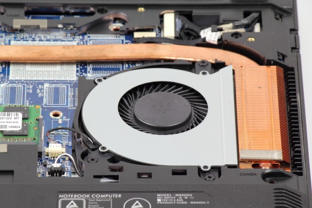 Die Kühlung wird recht laut, die Lamellen sind offenbar nicht ausreichend. (Bild: Tobias Költzsch/Golem.de)