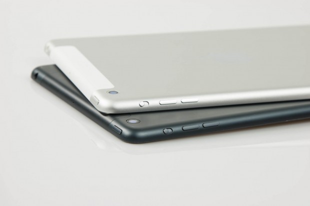 Das iPad Mini mit Retina-Display über dem alten iPad Mini (Foto: Tobias Költzsch/Golem.de)