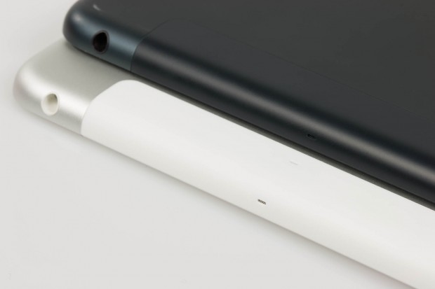 Das neue iPad Mini erkennt man äußerlich fast nur an den zwei Mikrofonen auf der Rückseite. (Foto: Tobias Költzsch/Golem.de)