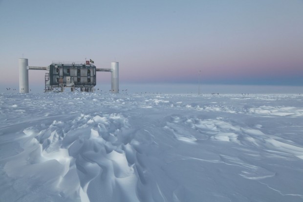 So sieht es oben aus: In der Amundsen-Scott-Station am Südpol laufen die Ice-Cube-Daten zusammen. (Foto: Sven Lidstrom, IceCube/NSF)