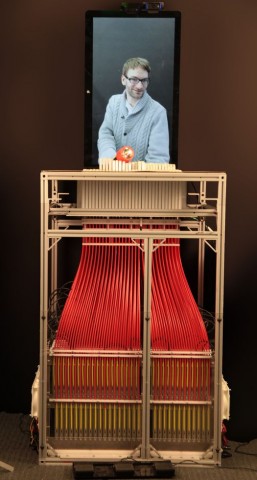 Die Kinect erkennt Bewegungen, der Computer setzt sie in Steuerbefehle an das Display um. (Foto: MIT)