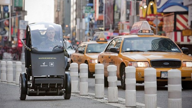... einer Weiterentwicklung des zweisitzigen Segways P.U.M.A. (Foto: General Motors)