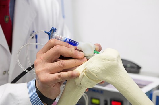 Der Biopen wird vom Mediziner per Hand wie ein Stift geführt. (Bild: University of Wollongong (UOW))