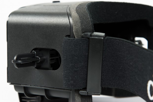 Die beiden Linsen sitzen in F&uuml;hrungsschienen und gleichen Fehlsichtigkeit sowie Augenabstand aus. (Bild: Tobias K&ouml;ltzsch/Golem.de)