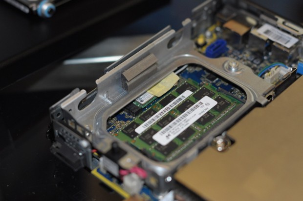 Unter der Festplatte ist der Arbeitsspeicher und im Hintergrund die WLAN-Karte. (Foto: Andreas Sebayang/Golem.de)