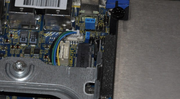 ...Slot für M.2-SSDs. Die SSD-Sticks verschwinden fast vollständig unter dem Kühler. Hier ist keiner eingebaut. (Foto: Andreas Sebayang/Golem.de)