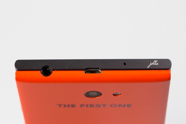 Der R&uuml;ckdeckel des Jolla-Smartphones kann abgenommen und ausgetauscht werden. (Bild: Fabian Hamacher/Golem.de)