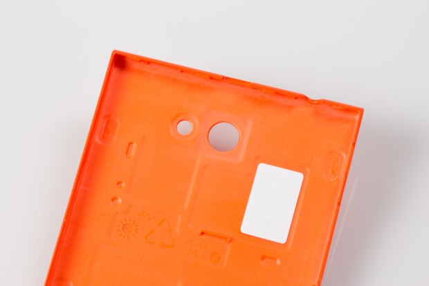 Im Inneren des Deckels befindet sich ein Chip, &uuml;ber den das Smartphone das Cover erkennt und die Farbgebung des Betriebssystems anpasst. (Bild: Fabian Hamacher/Golem.de)