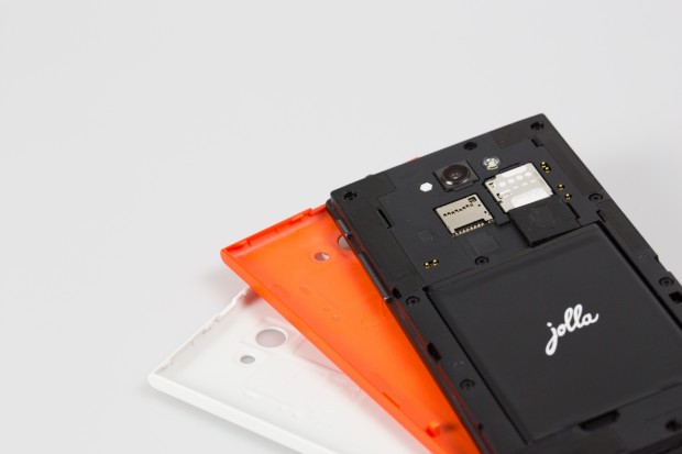 Die erste Ausgabe des Jolla-Smartphones wurde mit zwei Wechselcovern ausgeliefert. (Bild: Fabian Hamacher/Golem.de)