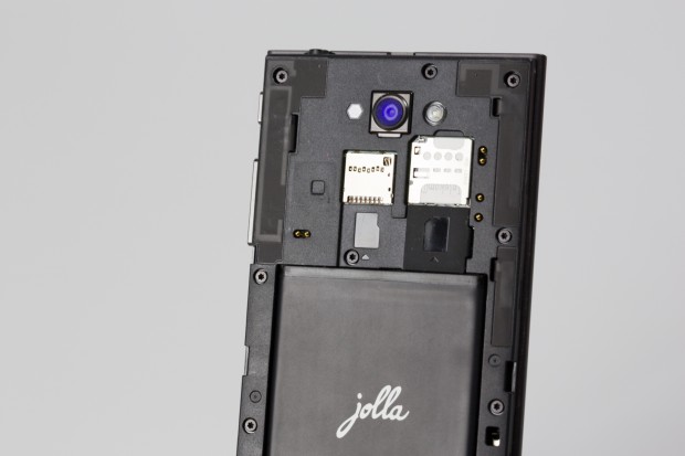 Der Akku des Jolla-Smartphones ist wechselbar. (Bild: Fabian Hamacher/Golem.de)