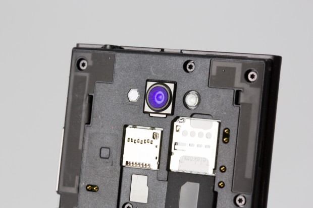 Im Inneren des Smartphones befinden sich zahlreiche Kontakte, die k&uuml;nftig weitere Nutzungsszenarien der Wechselcover erm&ouml;glichen. (Bild: Fabian Hamacher/Golem.de)